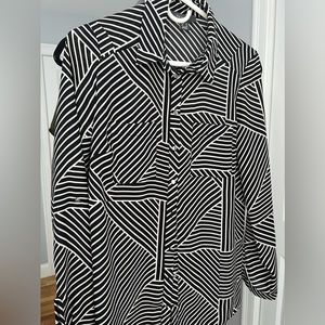 PRIMARK • Womens Blouse• Size 4
• Black and White Striped Geometric Pattern